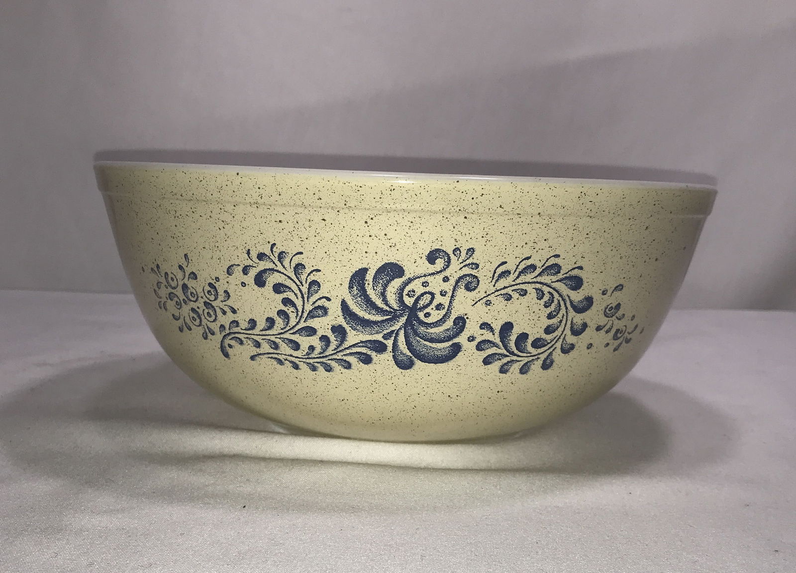 PYREX Homestead 10-inch wide Mixing Bowl: Measures L: 10 inches W: 10 inches H: 4.5 inches, Blue design on side, in good condition!