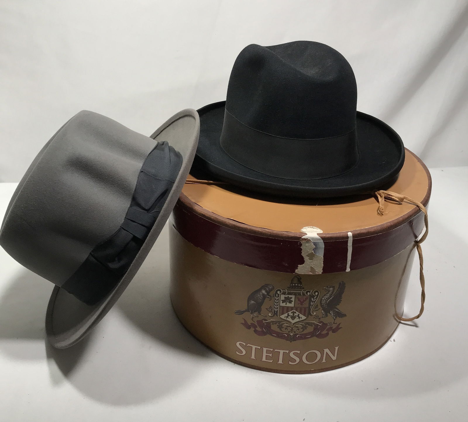 Stetson Hat Box with 2 Hats (1 of 6)