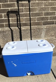 Rubbermaid Cooler on Wheels w/ Handle