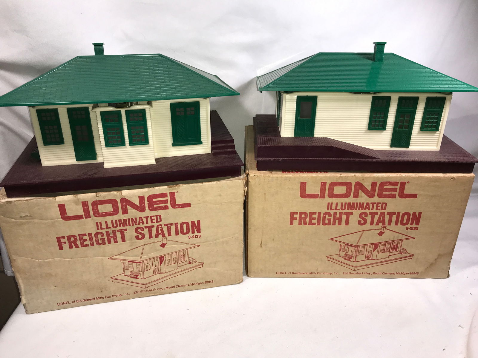 Lionel 256 Illuminated Freight Stations (2) (1 of 5)