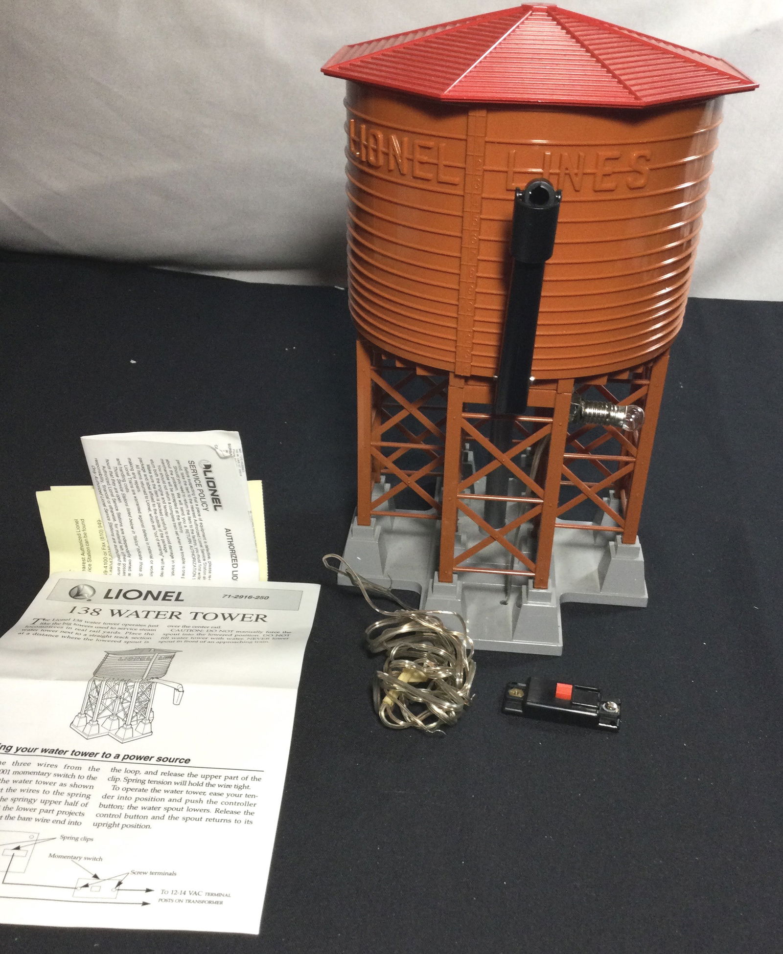 Lionel 138 Water Tower with Working Light org box (1 of 6)
