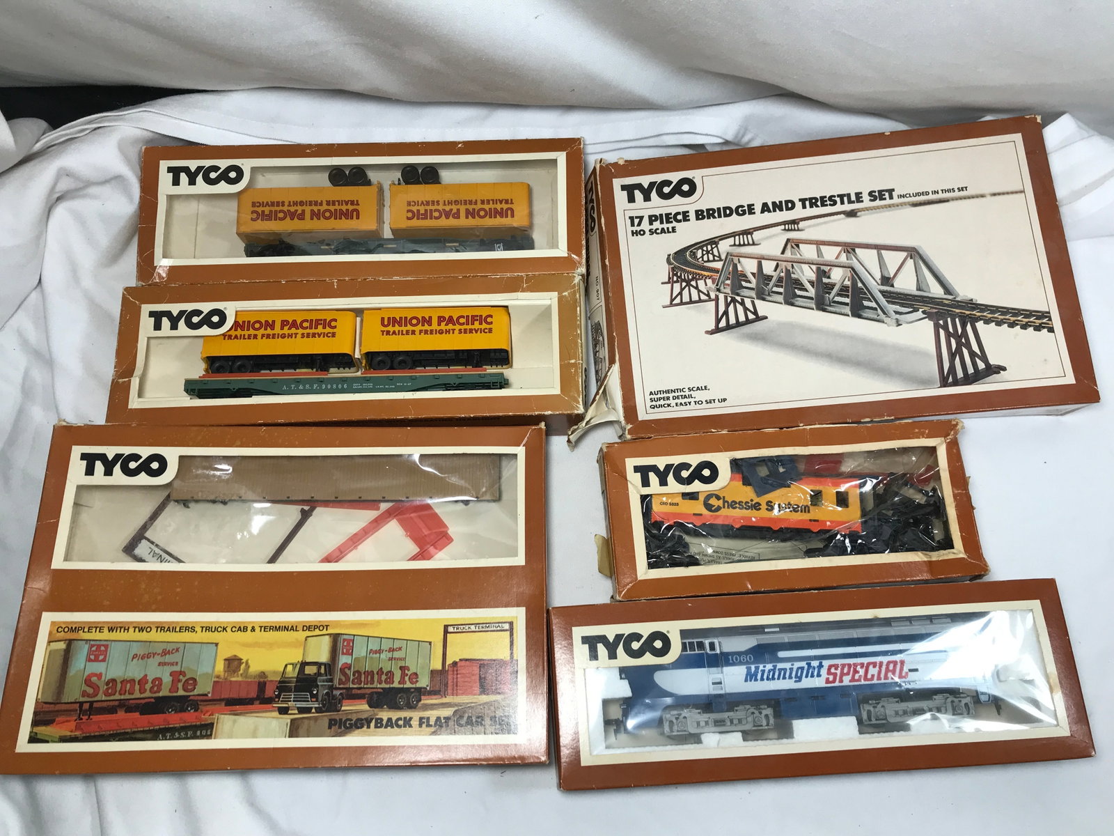 TYCO Collection Midnight Special Locomotive: With Chessie System, 17. Piece Bridge and trestle set, Piggyback, flat cars set, and Union Pacific Flat Piggyback