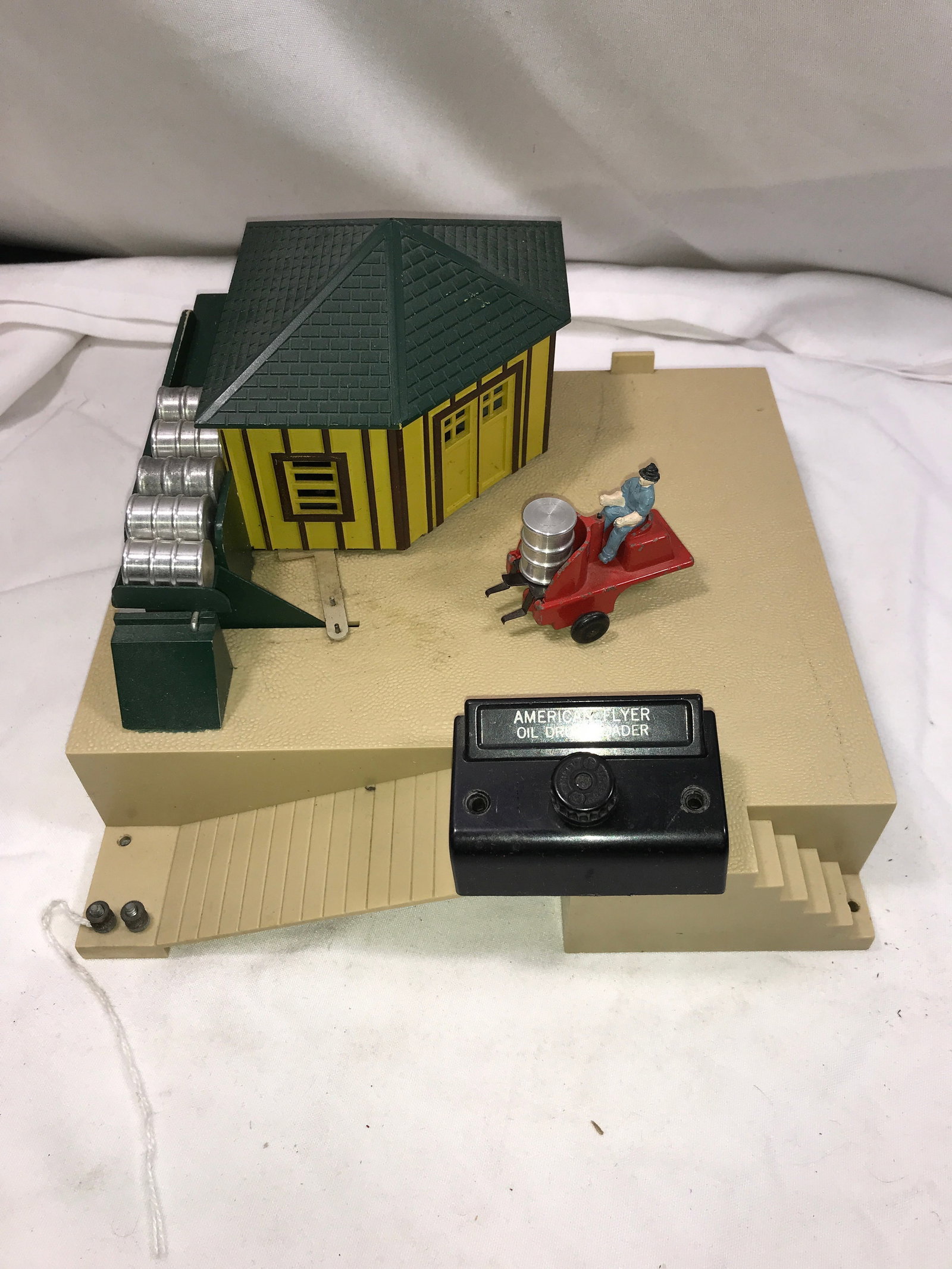 American Flyer Automatic Operating Oil Drum Loader (1 of 6)