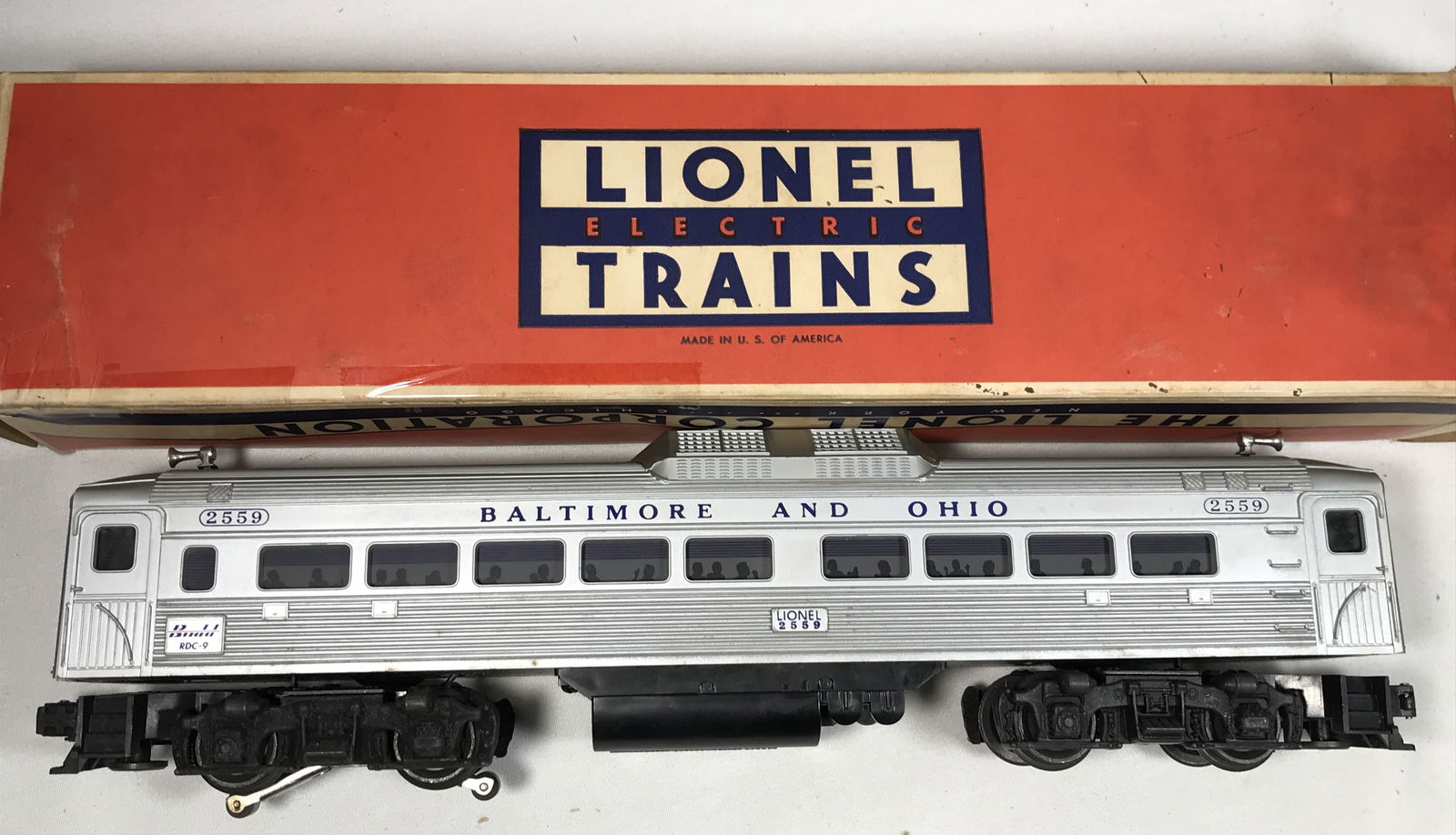 Lionel No. 2559 Budd Commuter Passenger Car (1 of 6)