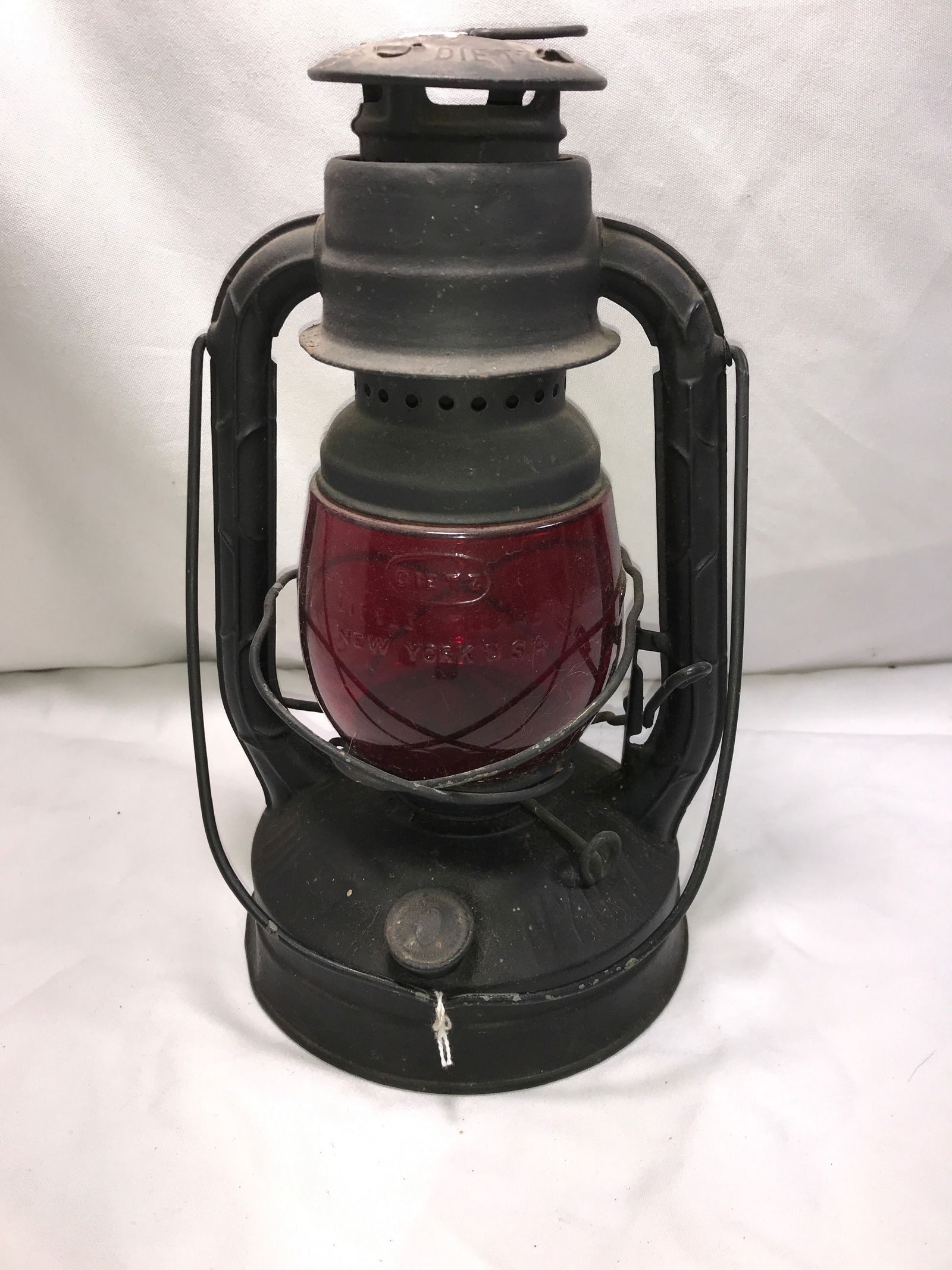 Dietz Little Wizard Lantern w Red Dietz Globe (1 of 6)