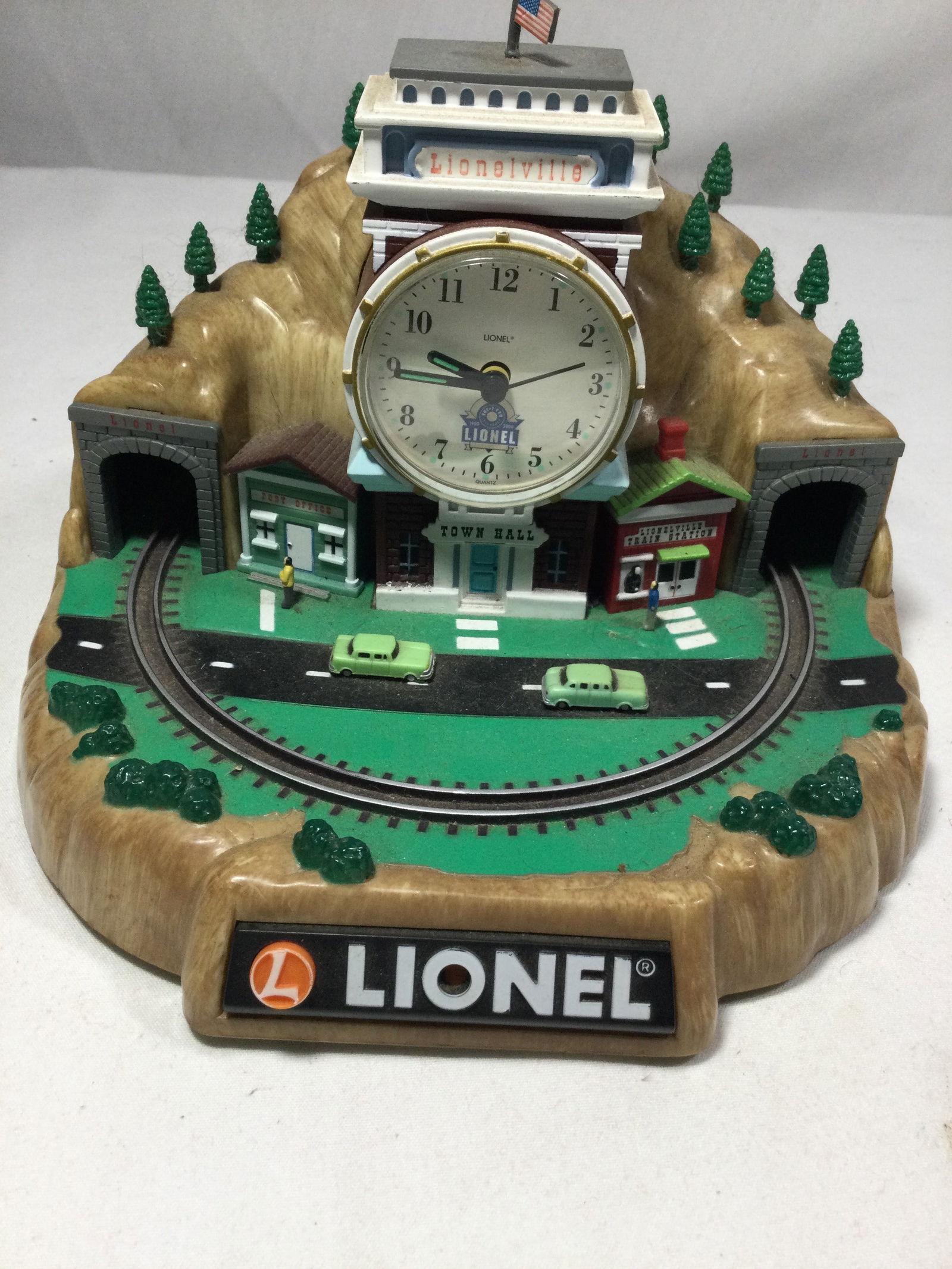 Lionel Clock Tunnel with tracks and Town hall (1 of 4)