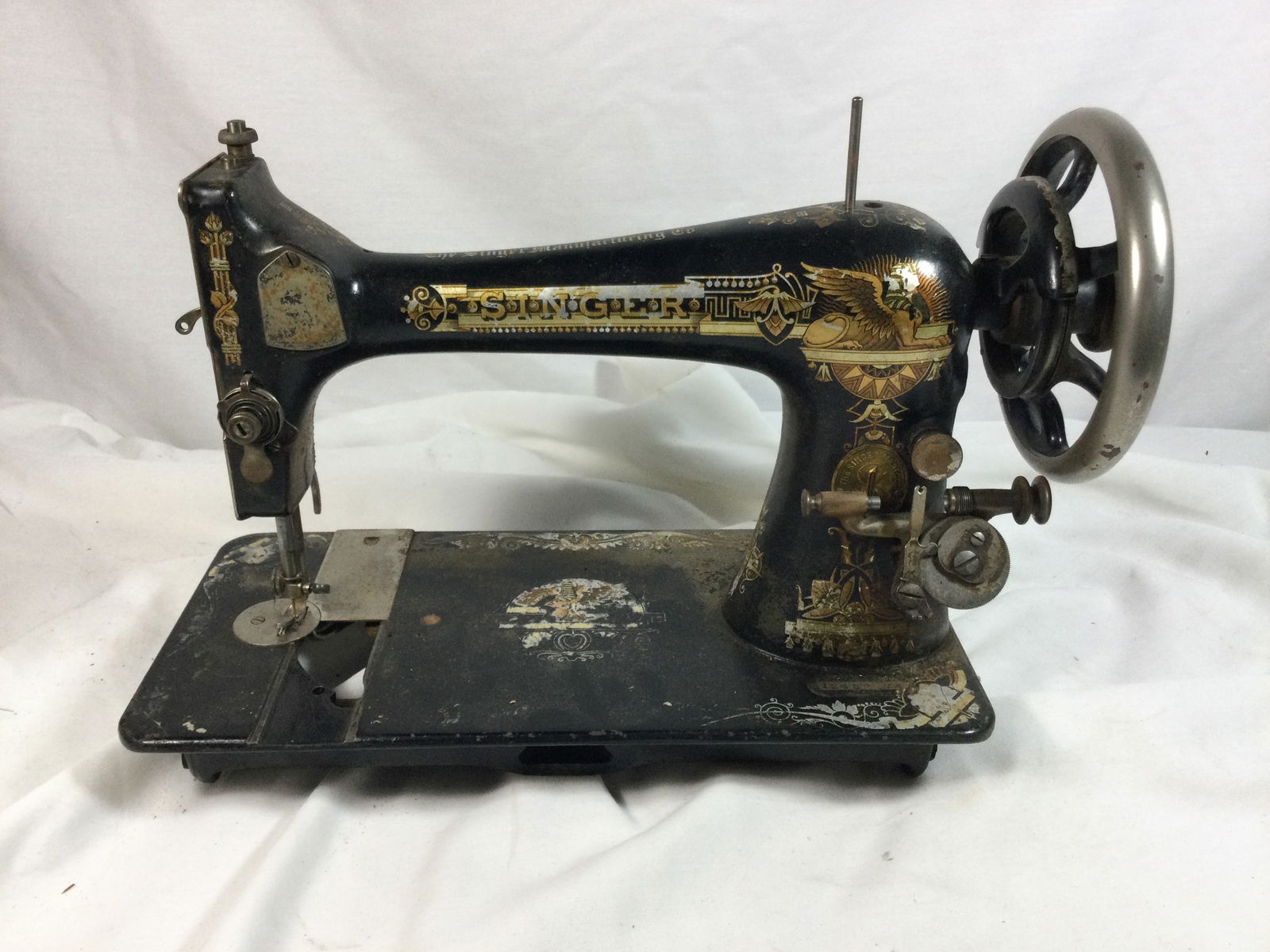 Vintage Singer Sewing Machine (1 of 4)