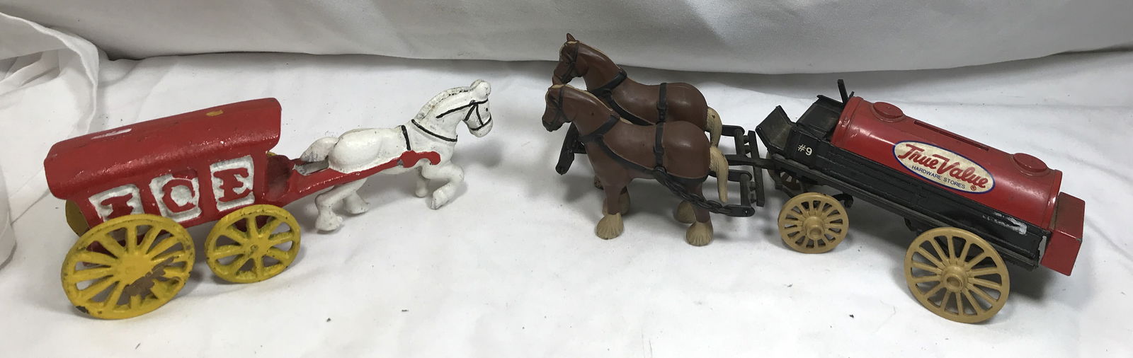Vintage Horse Drawn Carriage Toys (2) (1 of 4)