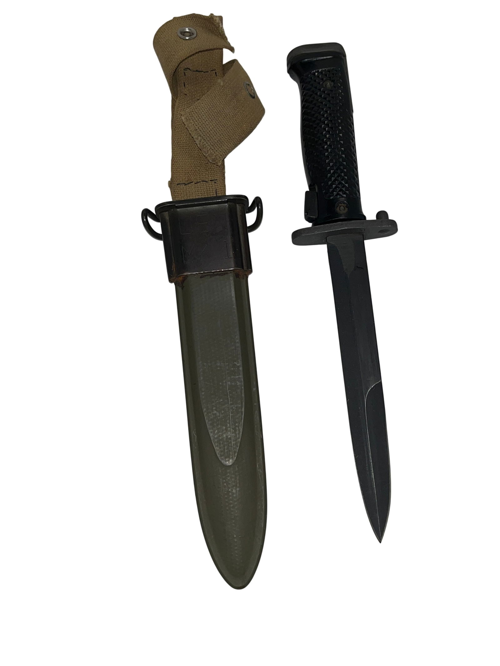 US Military US Navy M5A1 Bayonet and USN MK 1 Scabbard Korean War Era: US M5A1 bayonet, circa 1953, featuring a 6.75-inch parkerized steel blade and black checkered plastic grips. The assembly includes a US Navy Mark 1 scabbard with an olive drab fiberglass body and stee