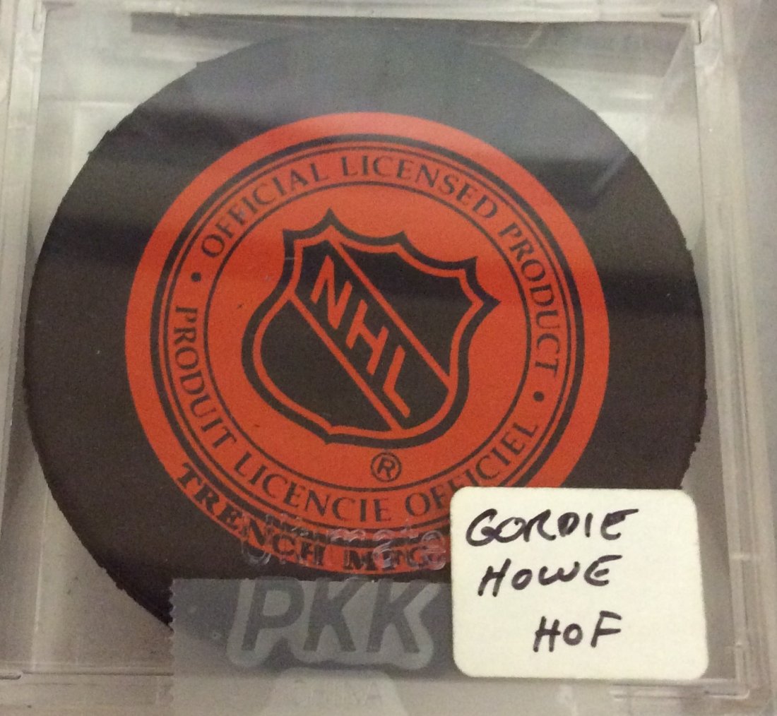 Gordie Howe HOF Autographed Detroit Red Wings Puck: N/A