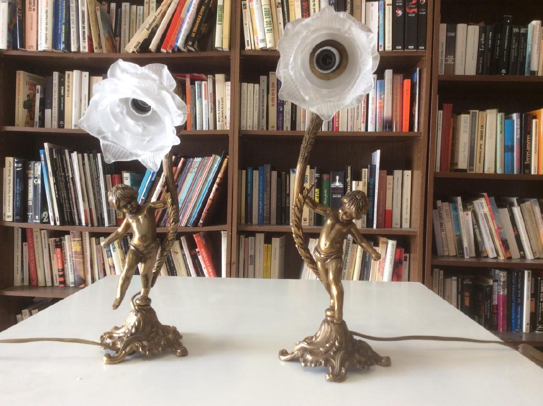 PAIR OF DECORATIVE GILT METAL PUTTI MOUNTED LAMPS: PAIR OF DECORATIVE GILT METAL PUTTI MOUNTED LAMPS WITH FLORAL FROSTED GLASS SHADES; 14"H