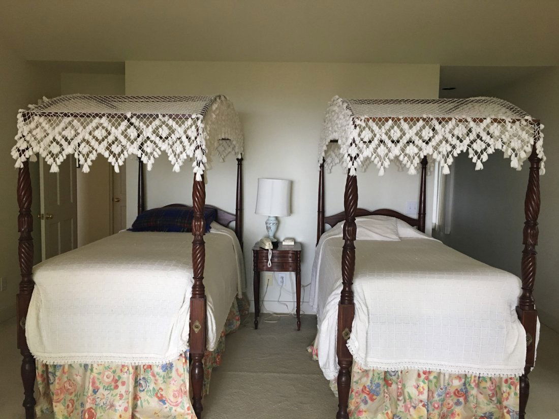 PAIR OF AMERICAN SHERATON STYLE MAHOGANY TWIN BEDS (1 of 1)