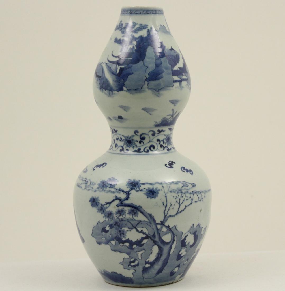 CHINESE PORCELAIN BLUE & WHITE VASE (1 of 4)
