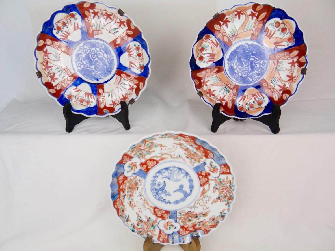 GROUP OF 3 MISC. IMARI SCALLOPED PLATES (1 of 5)