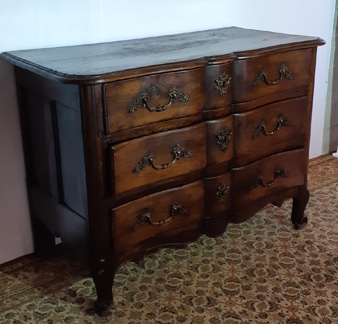 EARLY 19TH C. FRENCH PROVINCIAL FRUITWOOD COMMODE: EARLY 19TH C. FRENCH LOUIS XV PROVINCIAL FRUITWOOD 3 DRAWER COMMODE HAVING A MOLDED EDGE TOP OVER 3 CONFORMING SERPENTINE FRONT DRAWERS WITH SCALLOP APRON RESTING ON CABRIOLE LEGS AND SCROLL FEET; 37.