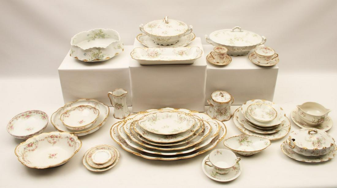 MASSIVE COMBINED LIMOGES 230 + PC. PORCELAIN DINNER: MASSIVE COMBINED LIMOGES 230 PLUS PIECE PORCELAIN DINNER SERVICE INCLUDING 26 DINNER PLATES, 37 LUNCHEON PLATES, 22 BREAD/BUTTER PLATES, 20 SOUP BOWLS, 25 CUPS/SAUCERS, 18 BERRY BOWLS, 8 GRADUATING PL