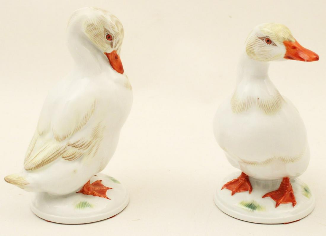 PR MEISSEN PORCELAIN BIRD MODELS OF WHITE DUCKS: PAIR MEISSEN PORCELAIN BIRD MODELS OF WHITE DUCKS, STAMPED AND MARKED WITH BLUE CROSSWORDS UNDER GLAZE ON REVERSE; 5.5"H