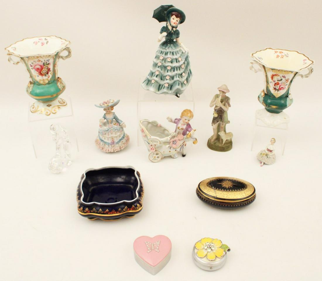 12 PIECE MISCELLANEOUS LOT OF ESTATE SMALLS: 12 PIECE MISCELLANEOUS LOT OF ESTATE SMALLS INCLUDING AN ORREFORS CRYSTAL FIGURINE OF A GLASS BLOWER; 3 PORCELAIN FIGURES OF BALLROOM DANCERS; PAIR OF LIMOGES CABINET VASES, BOTH A/F; AND OTHER ITEMS