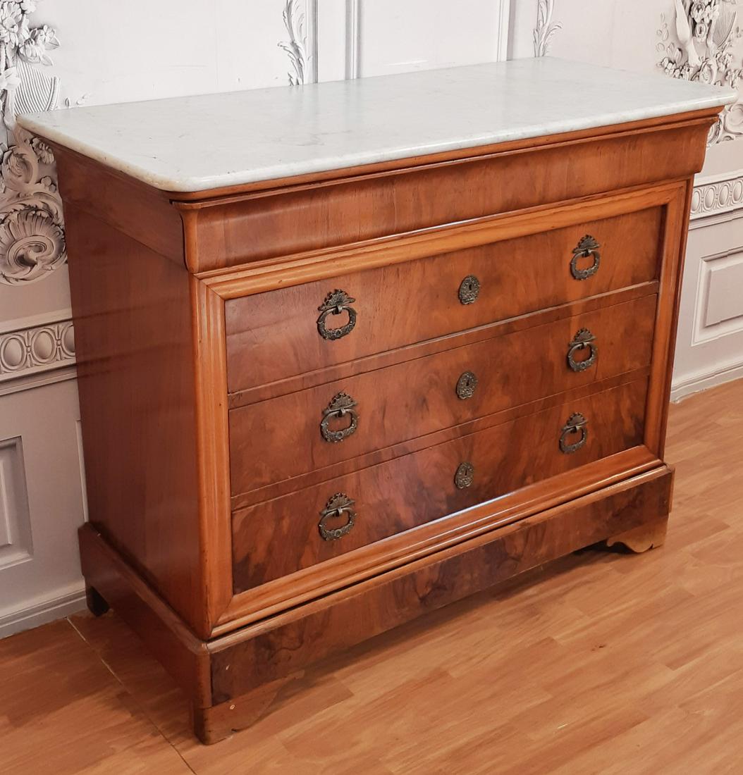 LOUIS PHILIPPE FIGURED WALNUT M/TOP COMMODE: LOUIS PHILIPPE FIGURED WALNUT COMMODE HAVING WHITE AND GREY VEINED CARRARA ROLL EDGE MARBLE TOP OVER ONE OGEE FRONT DRAWER, THEN 3 GRADUATING DRAWERS RESTING ON BRACKET FEET, 19TH C.; 37.5"H X 46"W X