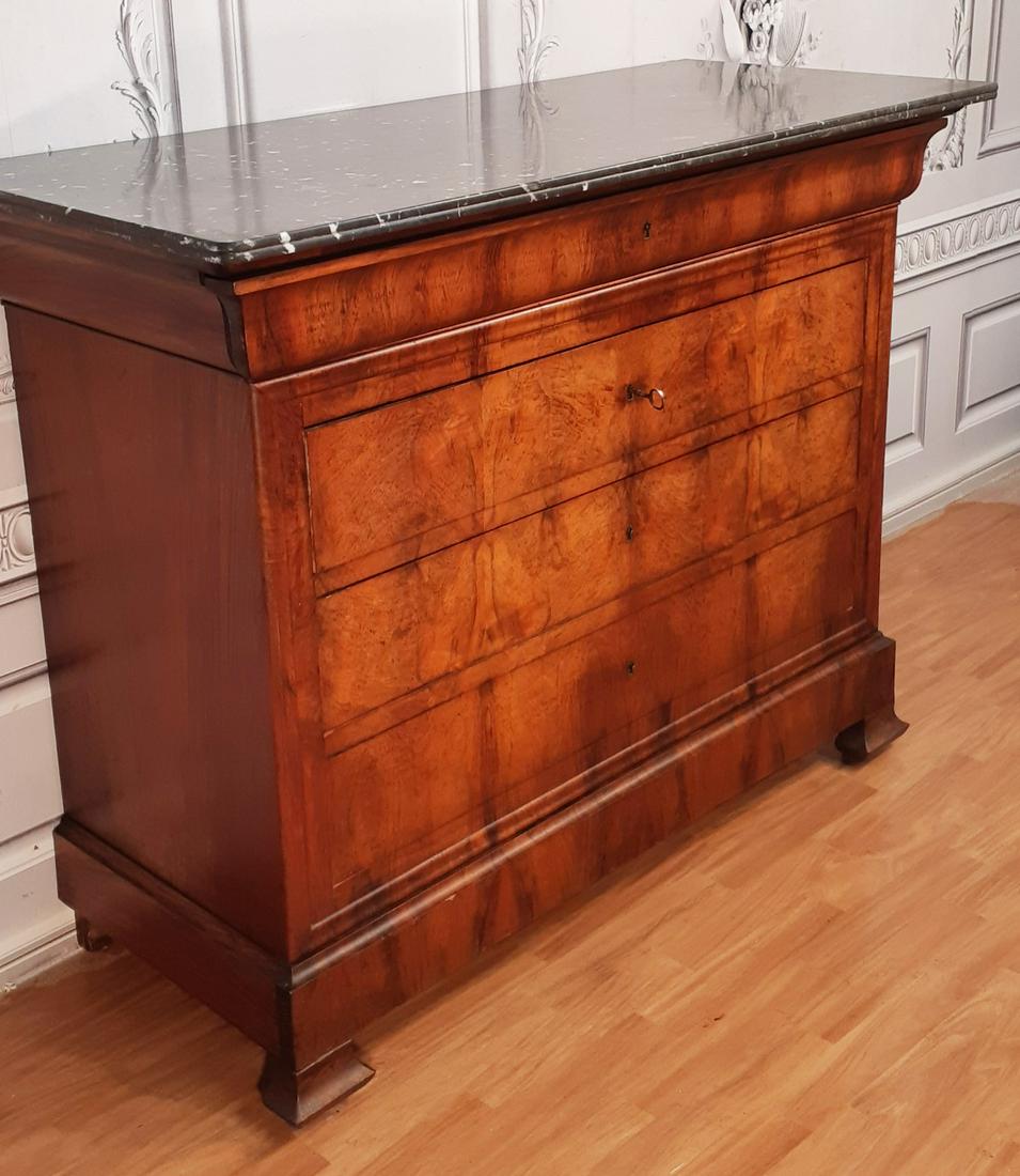19TH C. LOUIS PHILIPPE MARBLE TOP COMMODE: HANDSOME LOUIS PHILIPPE COMMODE HAVING BLACK AND WHITE VEINED GRANITE TOP WITH DOUBLE ROLLED EDGE RESTING ON OGEE FORMED INVISILE LOCKING DRAWER, THEN 3 GRADUATING BOOK MATCHED WALNUT VENEER FRONT RES
