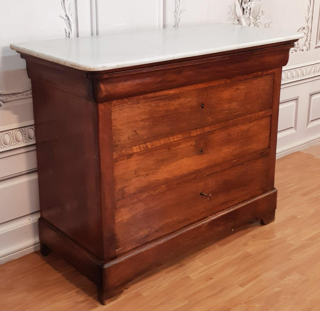 FRENCH LOUIS PHILIPPE WALNUT MTOP COMMODE: FRENCH LOUIS PHILIPPE WALNUT COMMODE HAVING CARRERA WHITE ROLLED EDGE MARBLE TOP OVER AN OGEE FORMED DRAWER, THEN 3 GRADUATING KEYHOLE DRAWERS WITH ROUND MOLDED EDGE PLINTH RESTING ON BRACKET FEET, 19