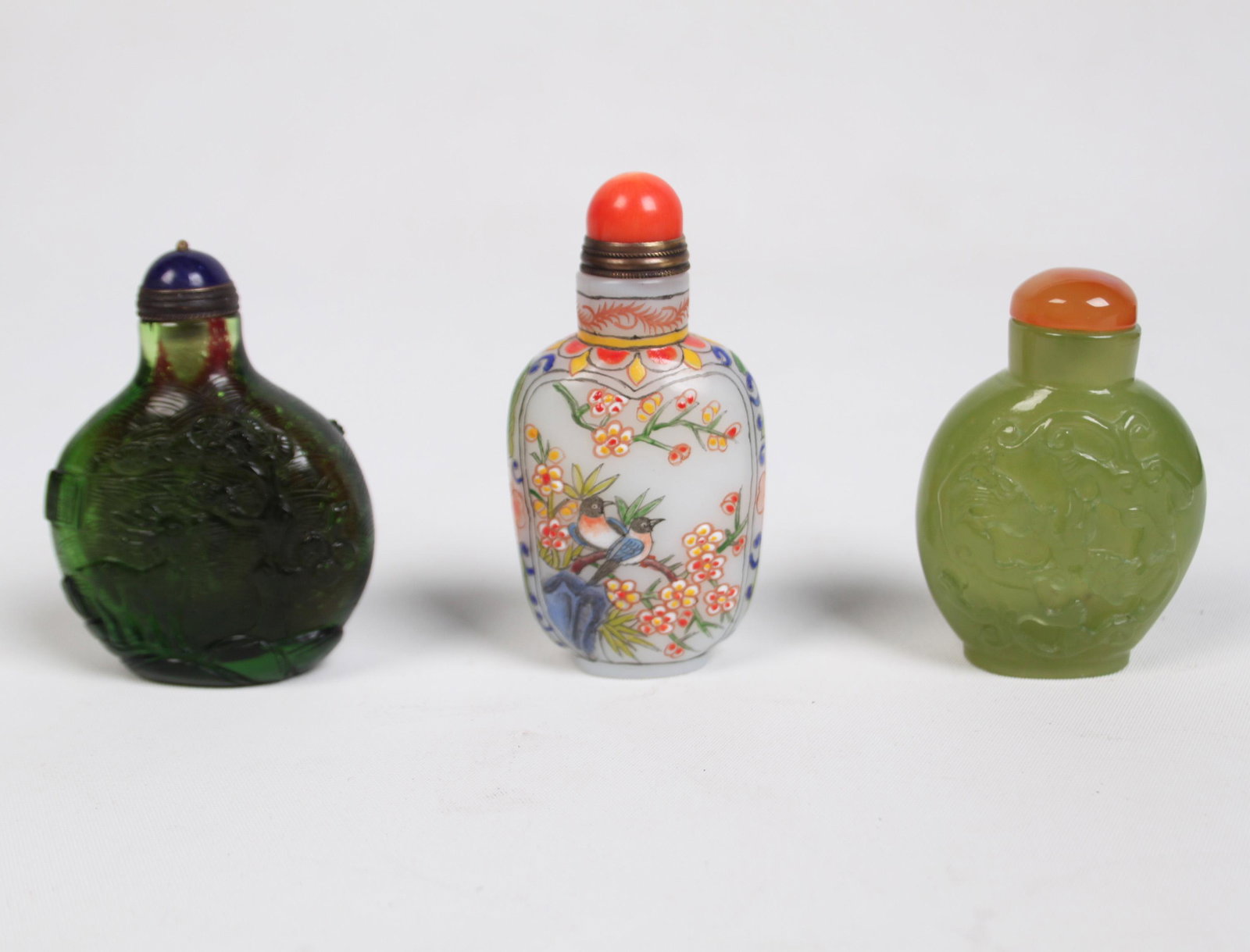 GROUP OF 3 MISC. CHINESE SNUFF BOTTLES: GROUP OF 3 MISCELLANEOUS CHINESE SNUFF BOTTLES CONSISTING OF A 2.5" GREEN PEKING GLASS SNUFF BOTTLE WITH BROWN AGATE TOPPER WITH SPOON, 1875-1920; A 2.75" GREEN PEKING GLASS SNUFF BOTTLE WITH CARVING 
