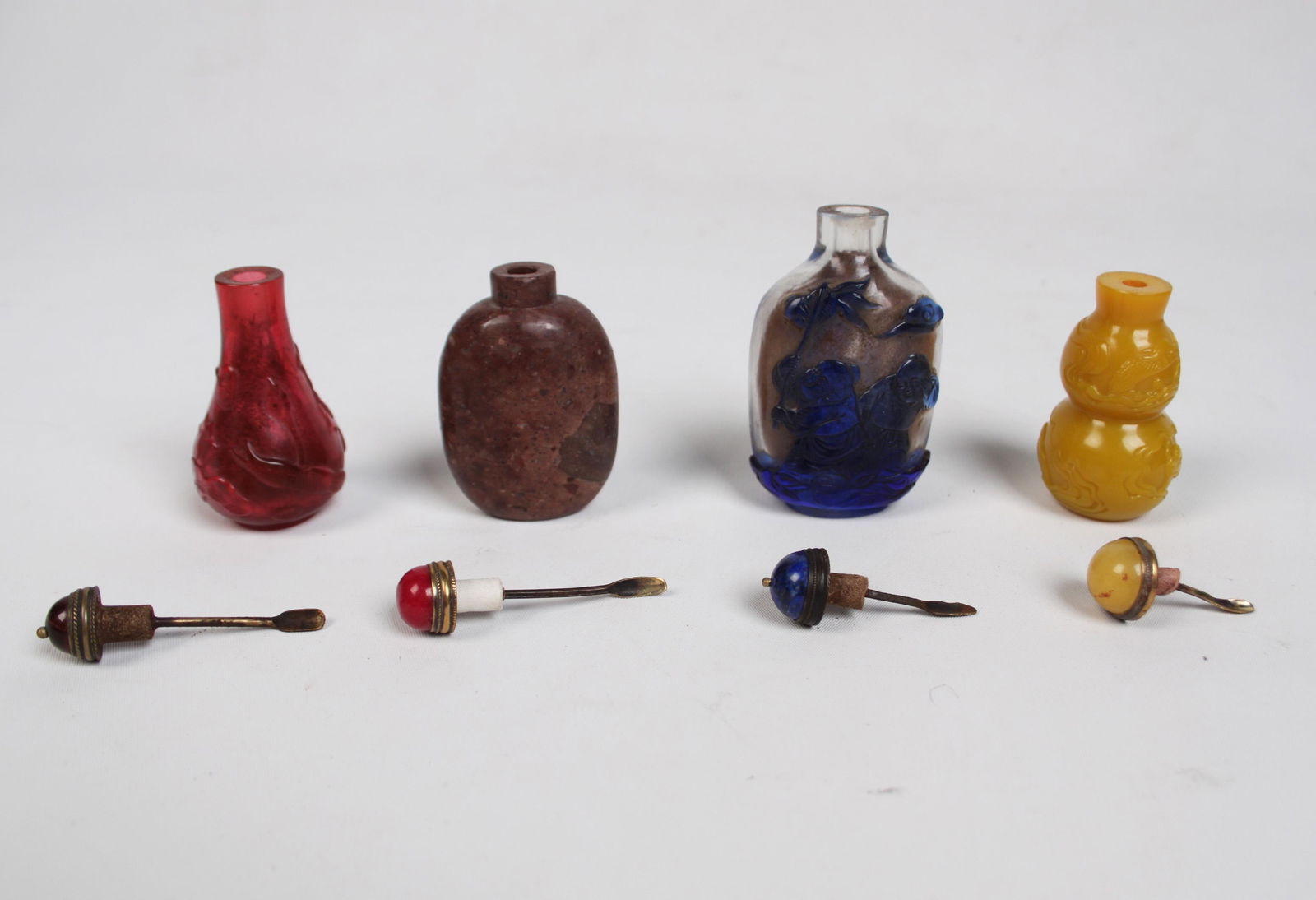 GROUP OF 4 CHINESE SNUFF BOTTLES: GROUP OF 4 CHINESE SNUFF BOTTLES CONSISTING OF A 2.75" BROWN AGATE SNUFF BOTTLE WITH PURPLE JASPER TOPPER AND BRASS SPOON, 1875-1920; A 3.25" CLEAR PEKING GLASS SNUFF BOTTLE HAVING OVERLAY CARVING, 2