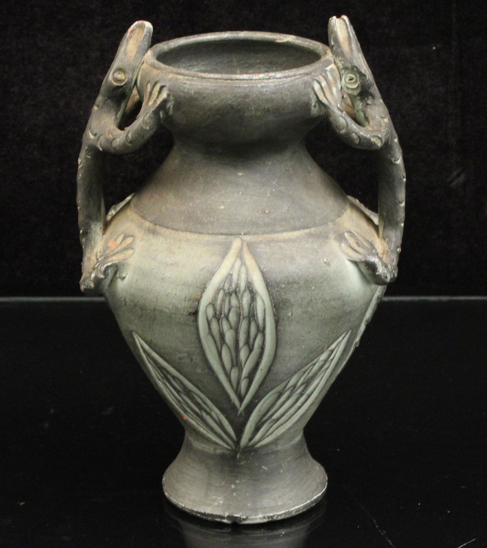 Neoclassical Mexican pottery vase (1 of 5)