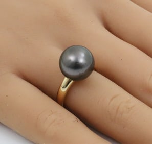 BLACK SOUTH SEA PEARL AND 18K GOLD RING