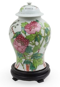 CHINESE FAMILLE ROSE PORCELAIN TEMPLE JAR
