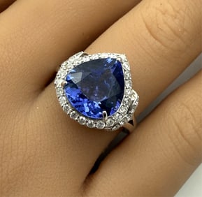 14K TANZANITE AND DIAMOND RING
