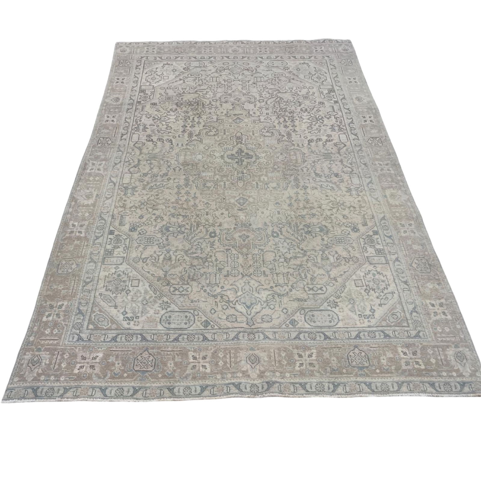 TABRIZ RUG 6'3 X 9'7: Tabriz rug 6'3 x 9'7