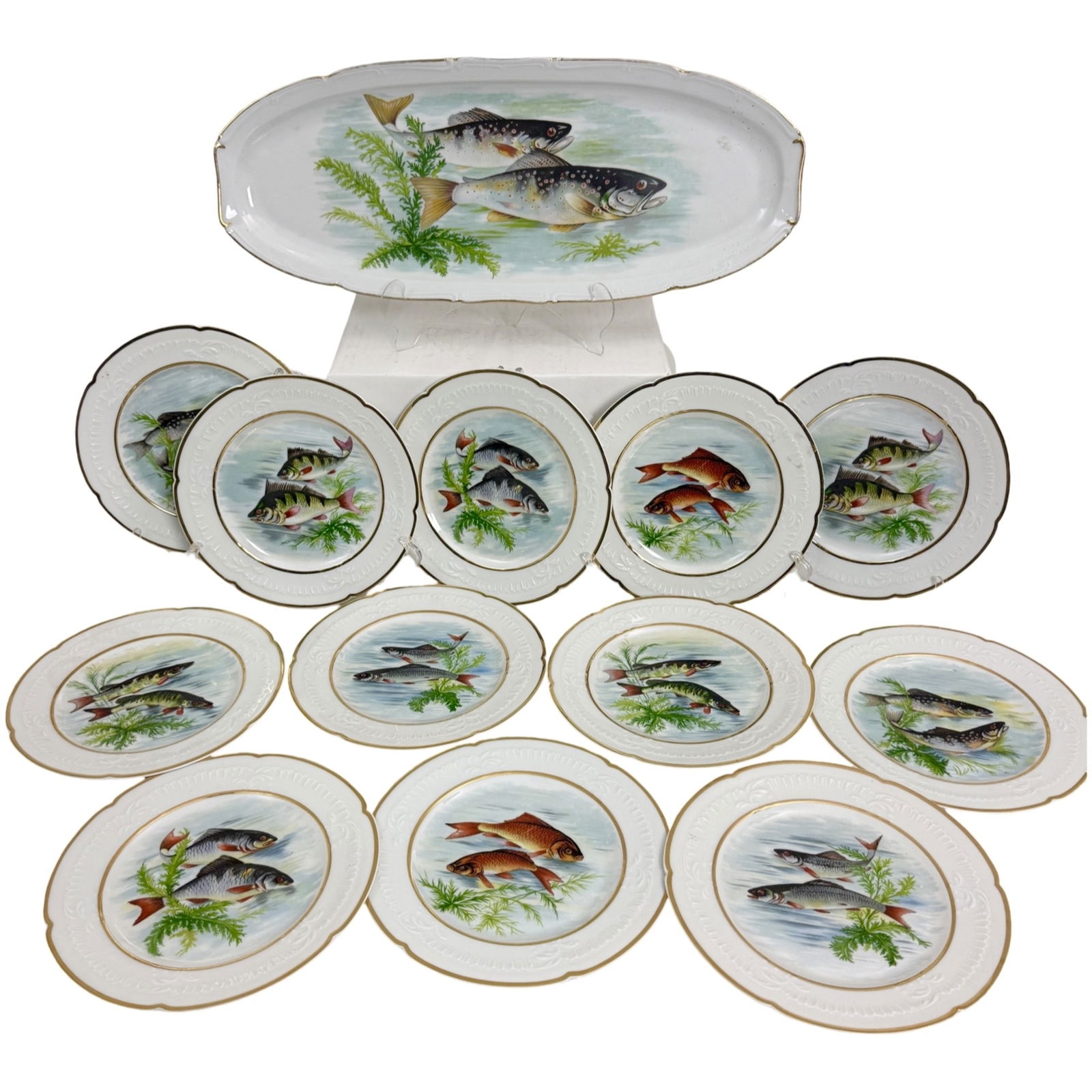 12 PC LIMOGE FISH SERVICE: 12 pc Limoge fish service with 12 gold rimmed plates and one rectangular platter 21.5" x 8.5".