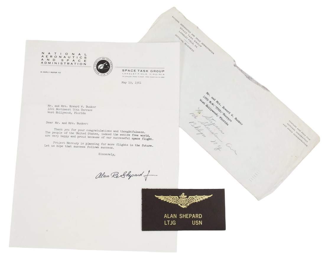 ASTRONAUT ALAN SHEPARD SIGNED LETTER AND BADGE (1 of 4)