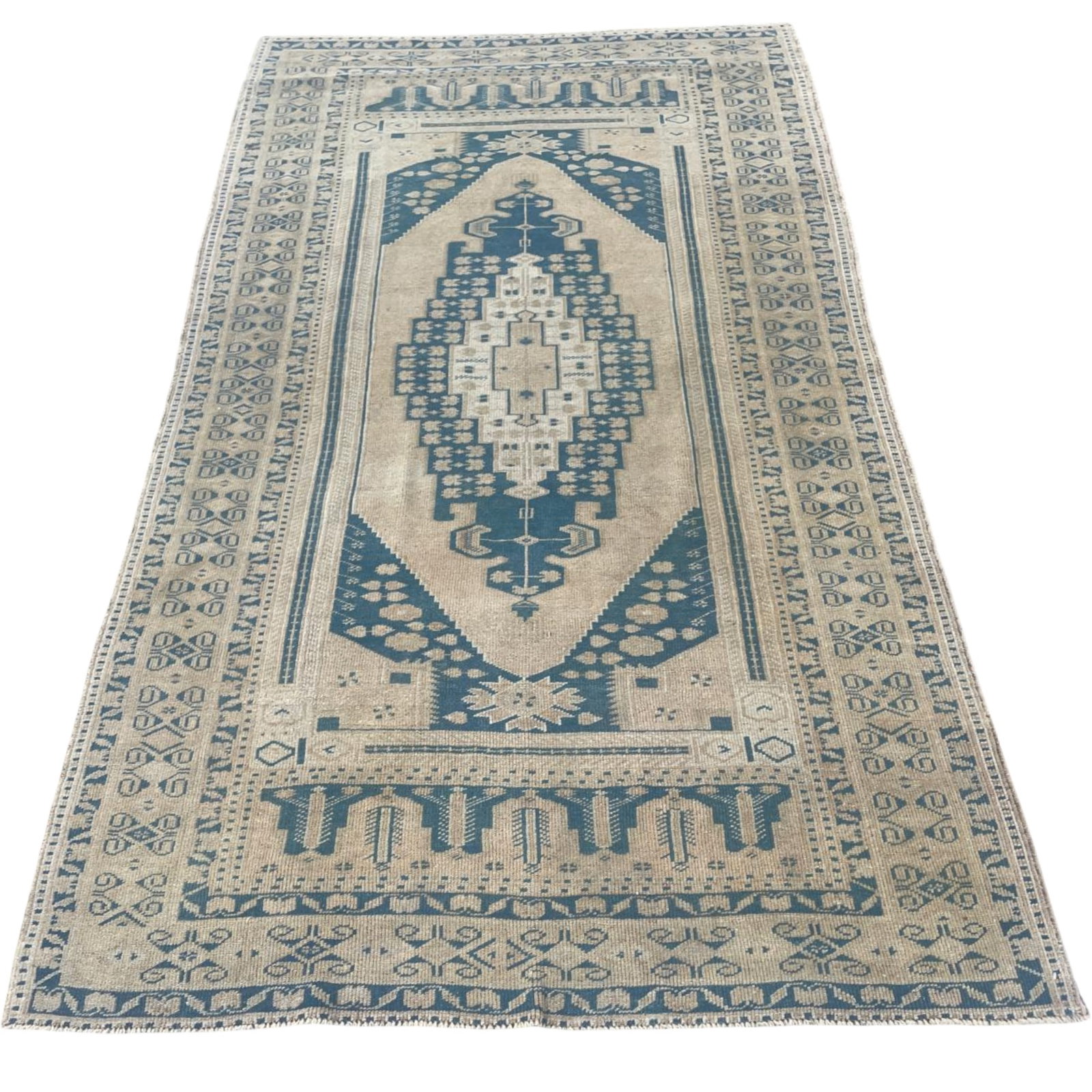 OUSHAK RUG 4'8 X 8'3 (1 of 2)