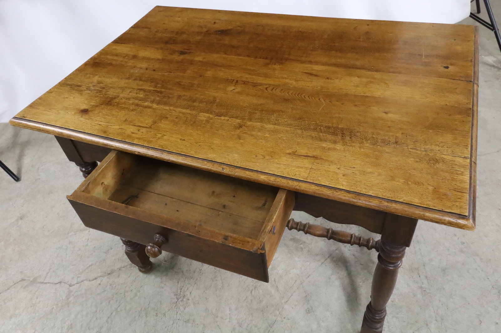 FRENCH WALNUT WRITING TABLE, 19TH C. - 4