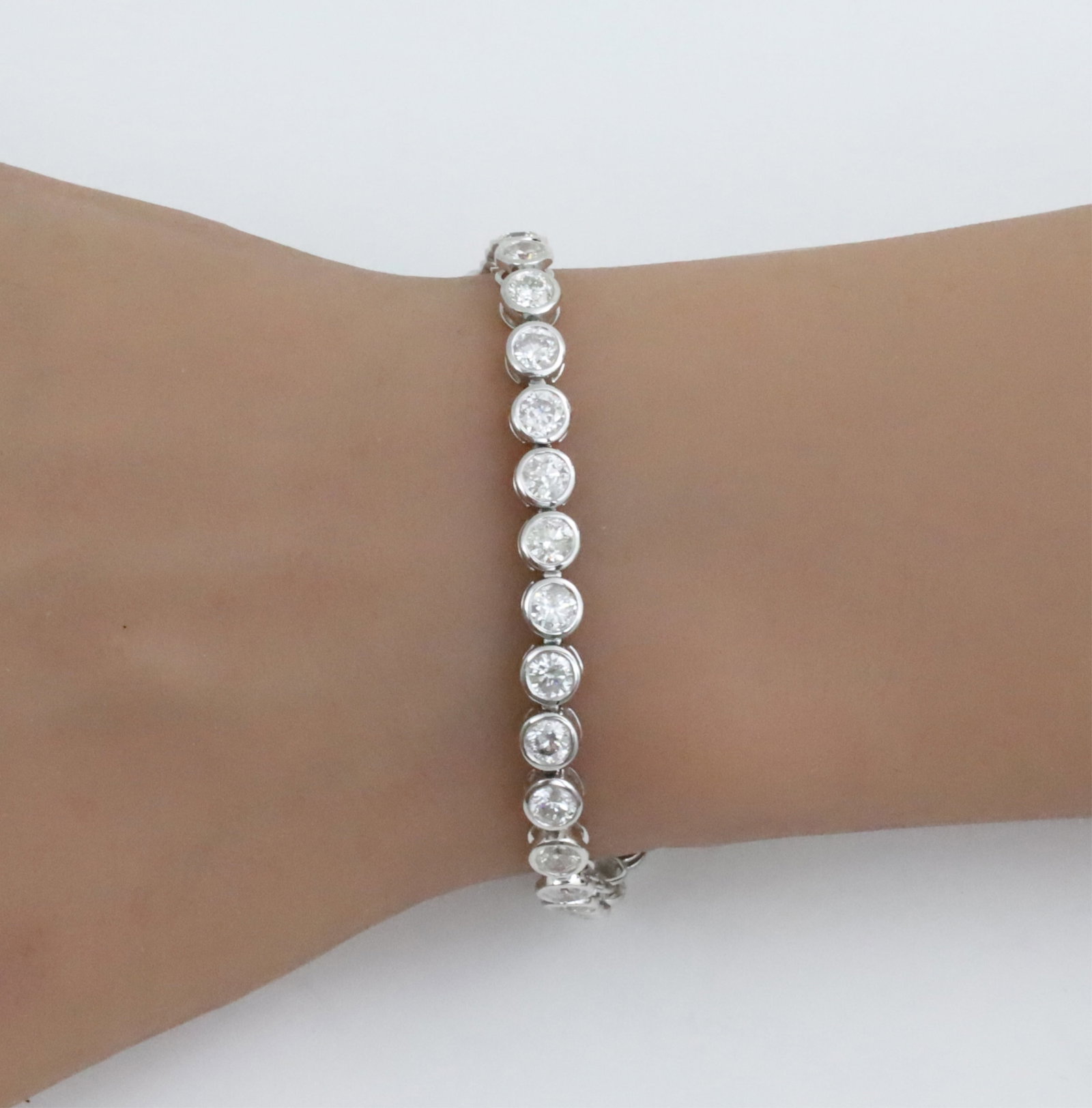 PLATINUM AND DIAMOND BRACELET: Platinum bracelet with 34 round diamonds weighing 9.67cts. length is 7.25inches and total weight is 19.8grams. Please see all photos and appraisal. Note: this lot must be paid with bank wire transfer