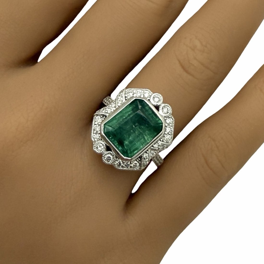 PLATINUM EMERALD AND DIAMOND RING: Platinum natural emerald and diamond ring with 5.38ct center stone and 44 VS1-VS2 diamonds weighing .50cts. total weight 11 grams. size 6.75. Please see all photos and appraisal. Note:this lot must be