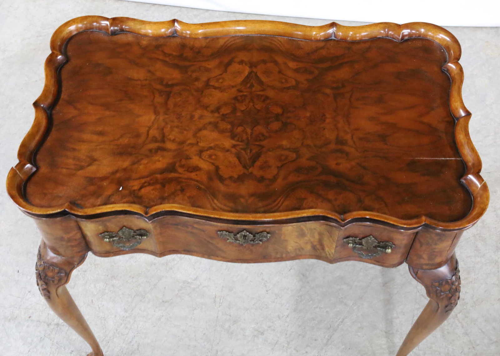 CHIPPENDALE STYLE BURR WALNUT DRESSING TABLE - 4