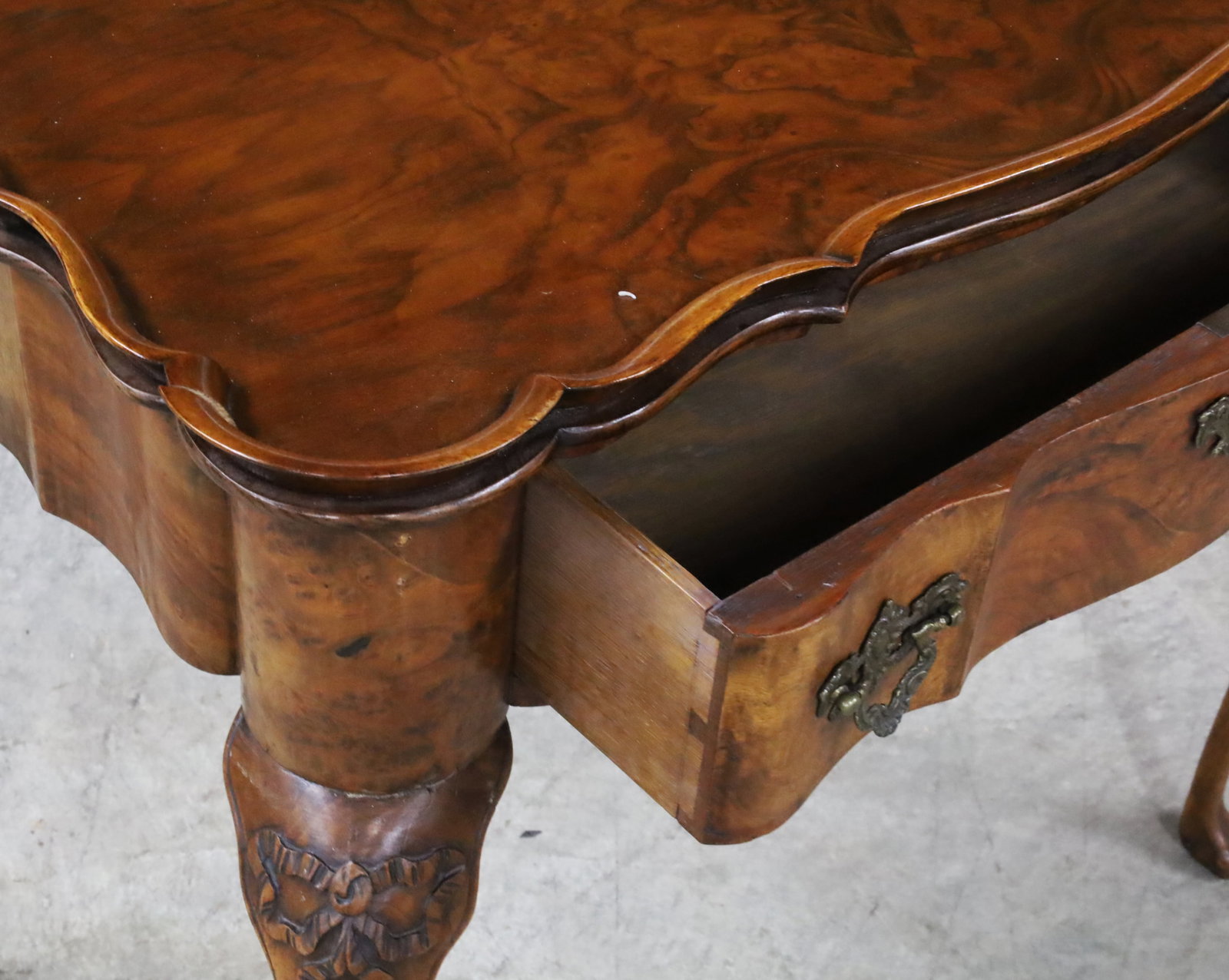 CHIPPENDALE STYLE BURR WALNUT DRESSING TABLE - 5