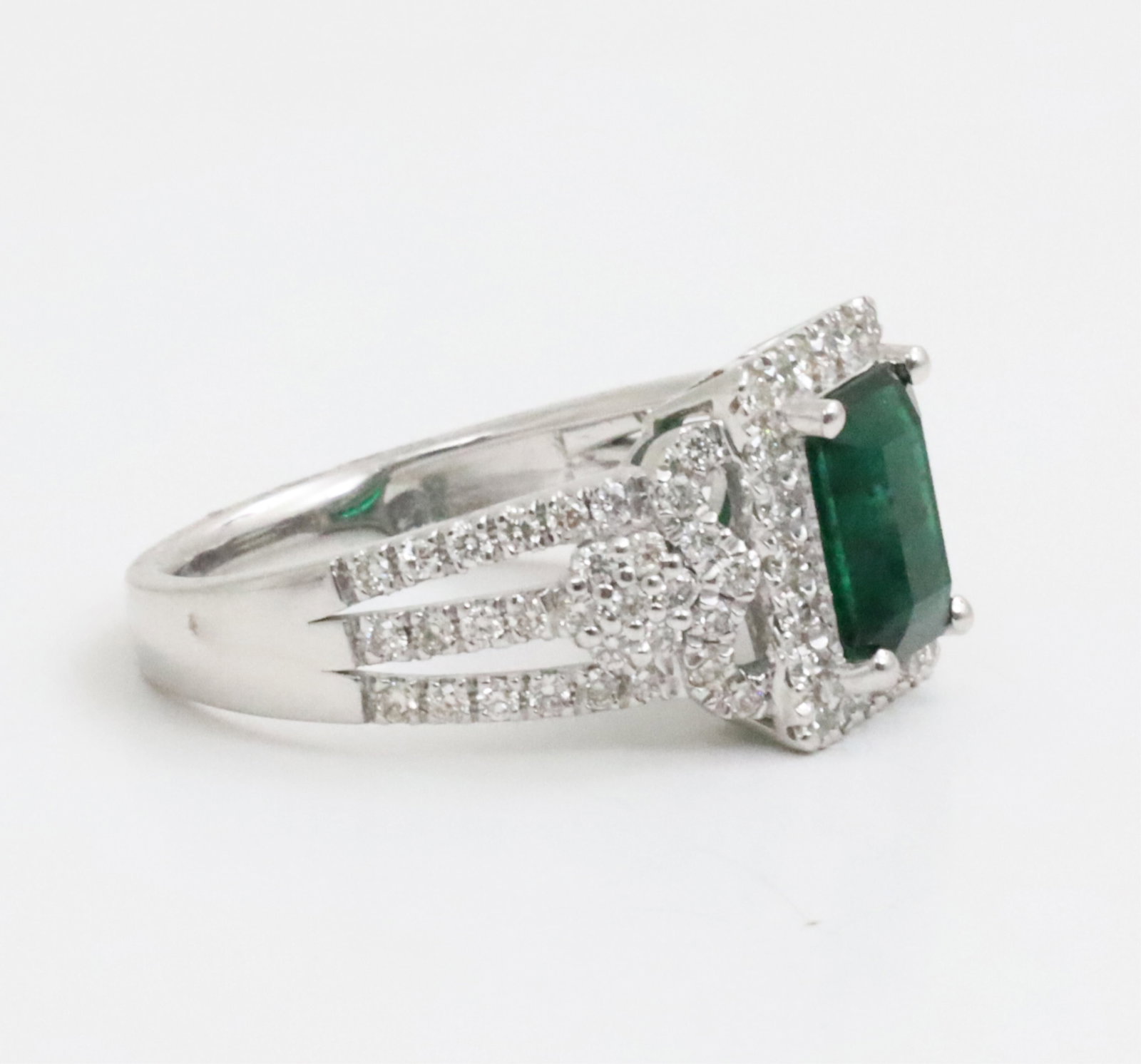 PLATINUM EMERALD AND DIAMOND RING - 3
