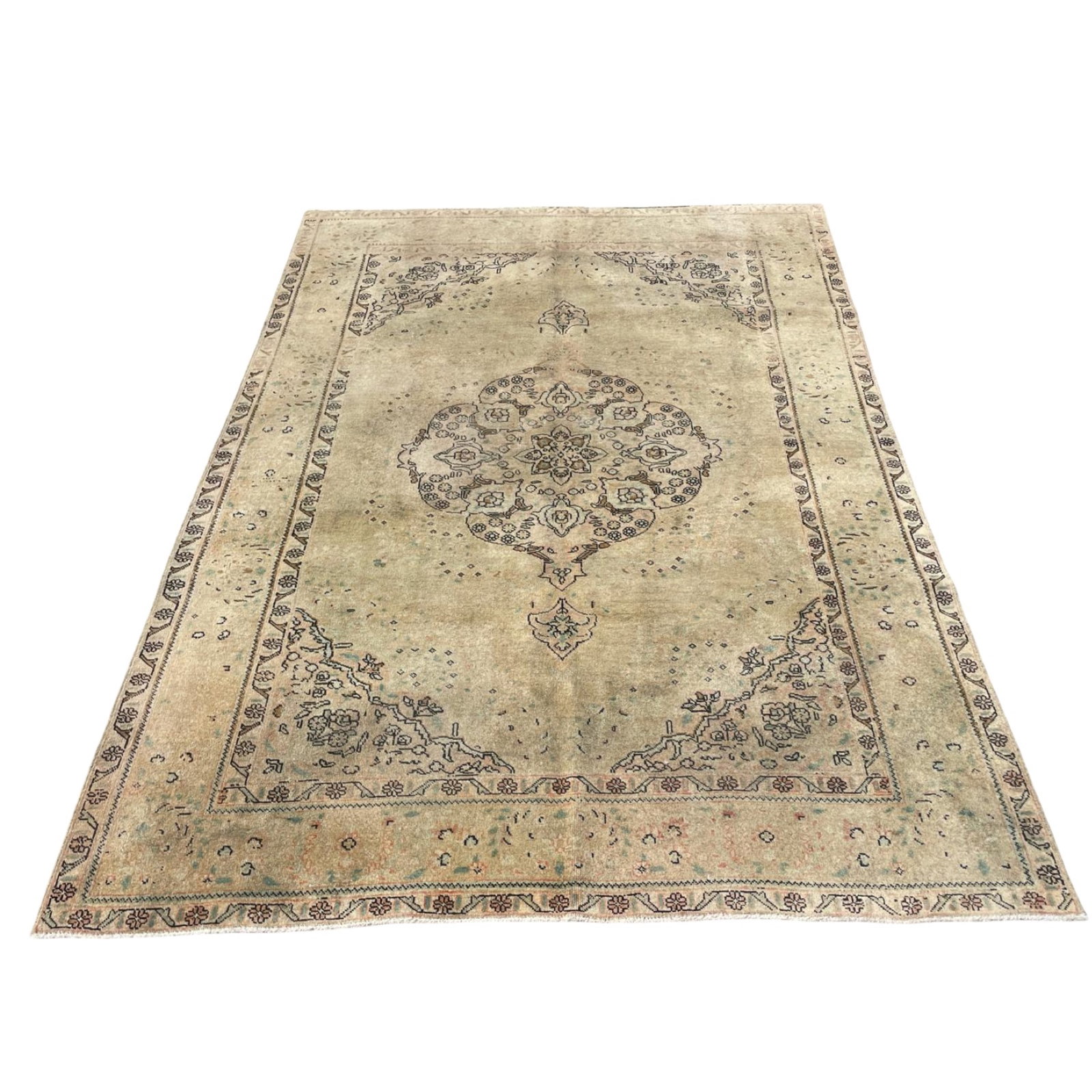 TABRIZ RUG 6'9 X 9'4: Tabriz rug 6'9 x 9'4