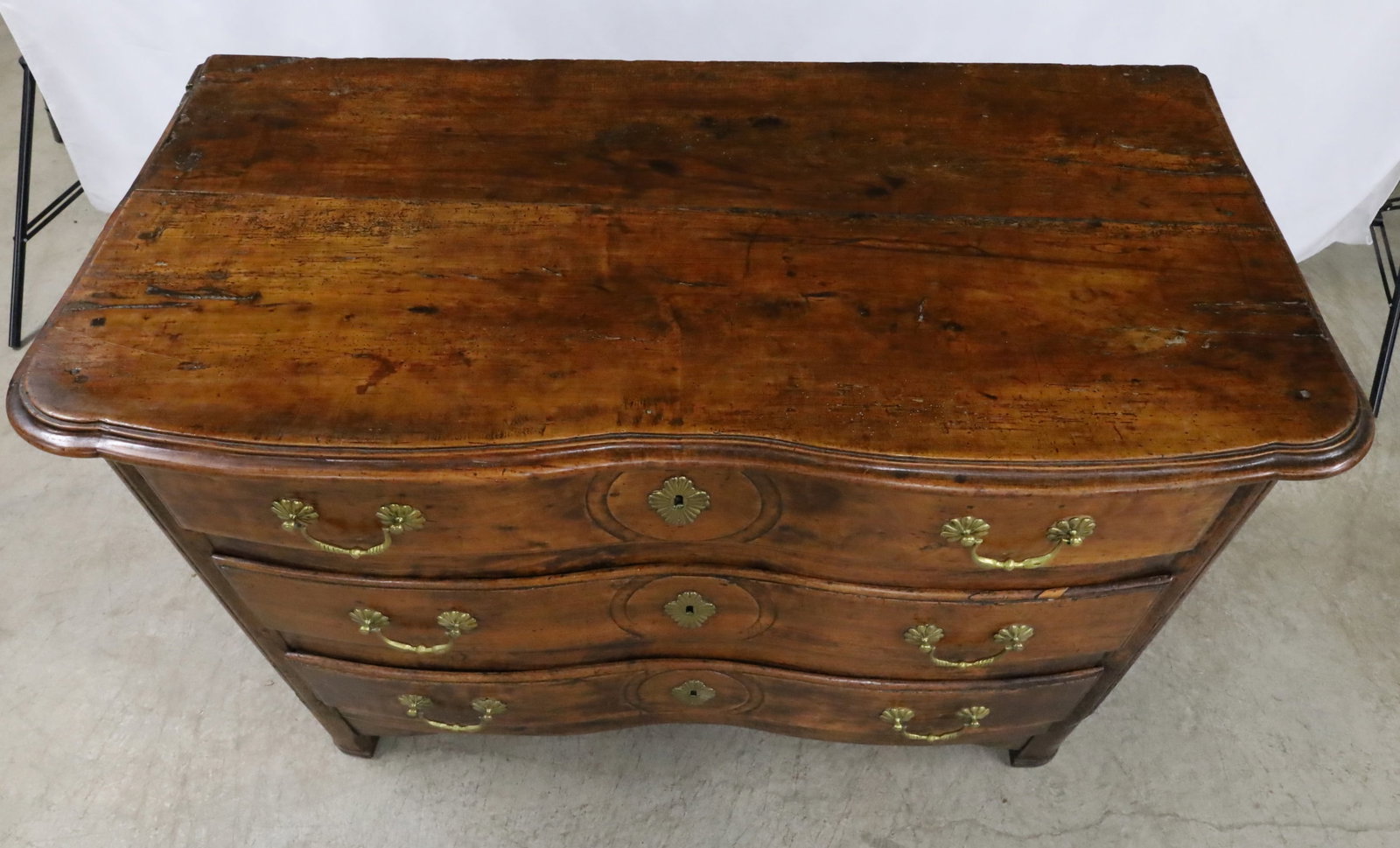 FRENCH WALNUT COMMODE, 18TH C. - 4