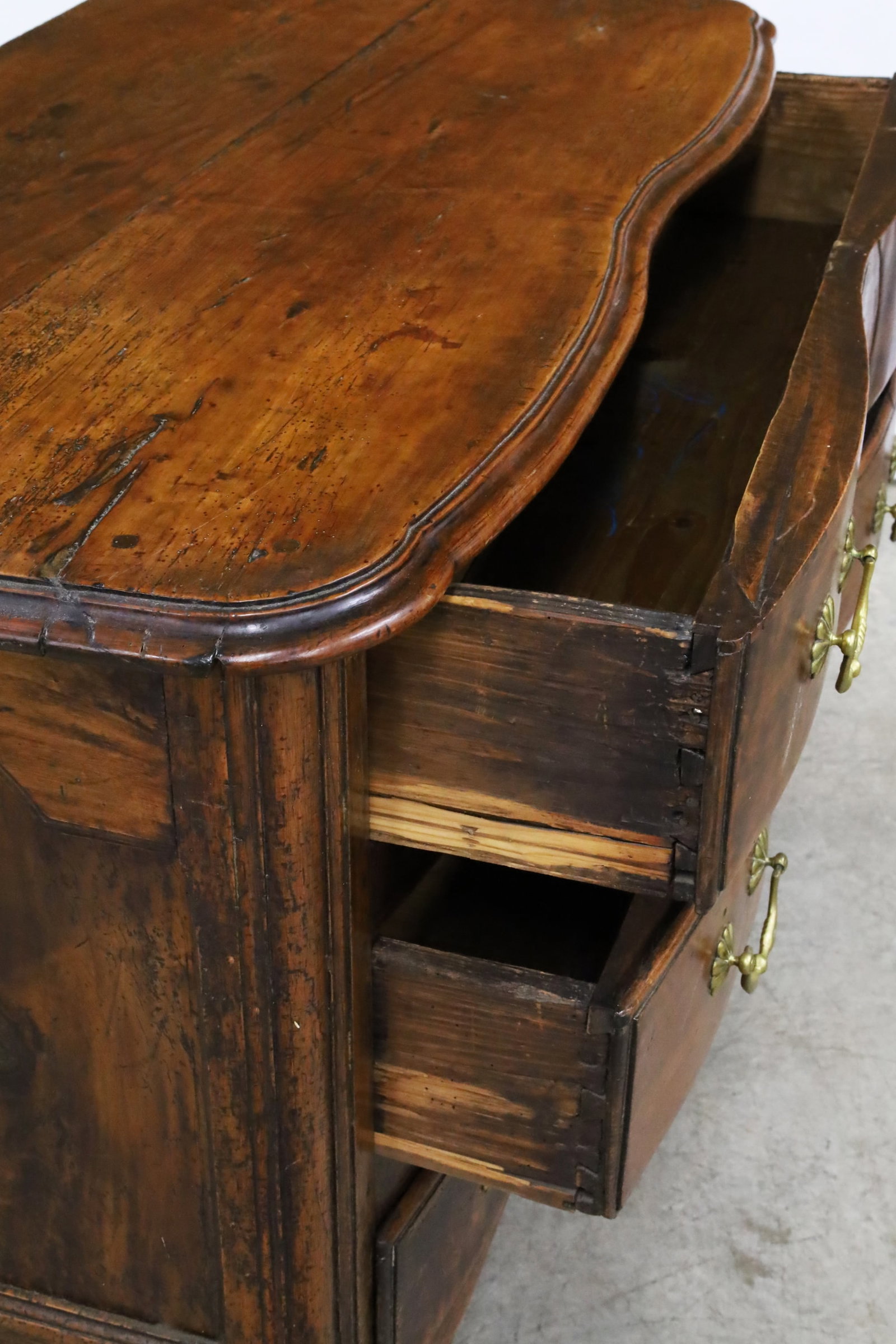 FRENCH WALNUT COMMODE, 18TH C. - 5