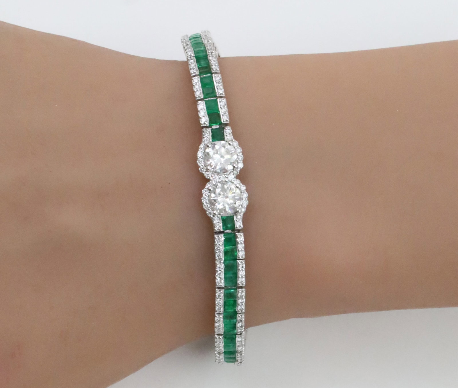 PLATINUM EMERALD AND DIAMOND BRACELET: Platinum bracelet with 5.23cts of emeralds and 4.05cts of diamonds. weight is 22.2 grams. length is 7in. Please see all photos and appraisal. Note: this lot must be paid with bank wire transfer.