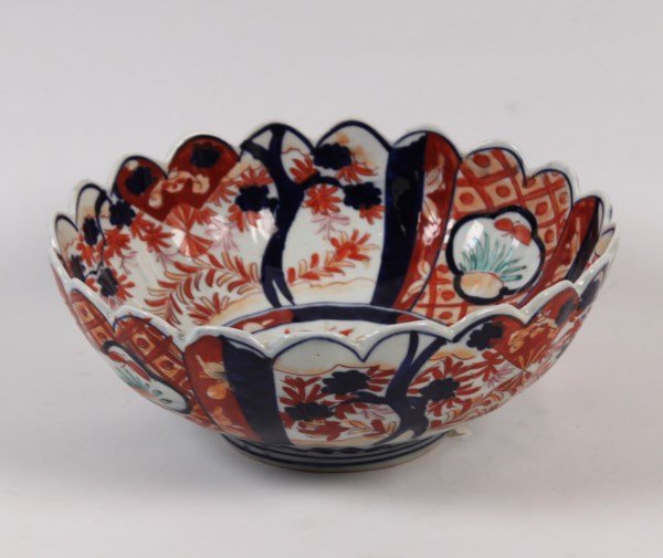19TH C. JAPANESE IMARI RIBBED SHAPED 11" BOWL: JAPANESE IMARI RIBBED SHAPED 11" BOWL, 19TH C.; 4"H X 11"DIA.