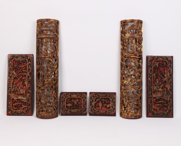 6 PIECE MISCELLANEOUS LOT OF ORIENTALIA: 6 PIECE MISCELLANEOUS LOT OF ORIENTALIA CONSISTING OF A PAIR OF INTRICATELY CARVED OPENWORK AND GILT BED POST CARVINGS, ALONG WITH 4 SIMILAR CARVED FLAT PANELS; 25"H X BED POST CARVING