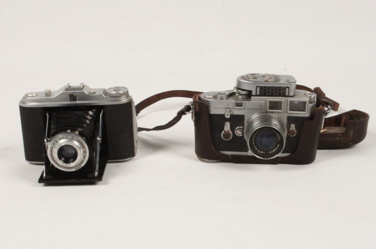 LOT OF 2 MISCELLANEOUS GERMAN CAMERAS: LOT OF 2 MISCELLANEOUS GERMAN CAMERAS CONSISTING OF A LEICA CAMERA READING ON THE REVERSE "LEICA METER MC METRAWATTAG NURNBERG" WITH NAPPON KOGAKU JAPAN LENSE, ALONG WITH AN AGFA ISOLETTE CAMERA