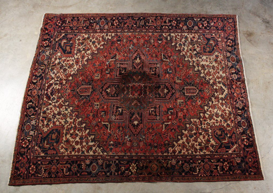 ORIENTAL RUG 8' X 9'2" HERIZ: ORIENTAL RUG 8' X 9'2" HERIZ
