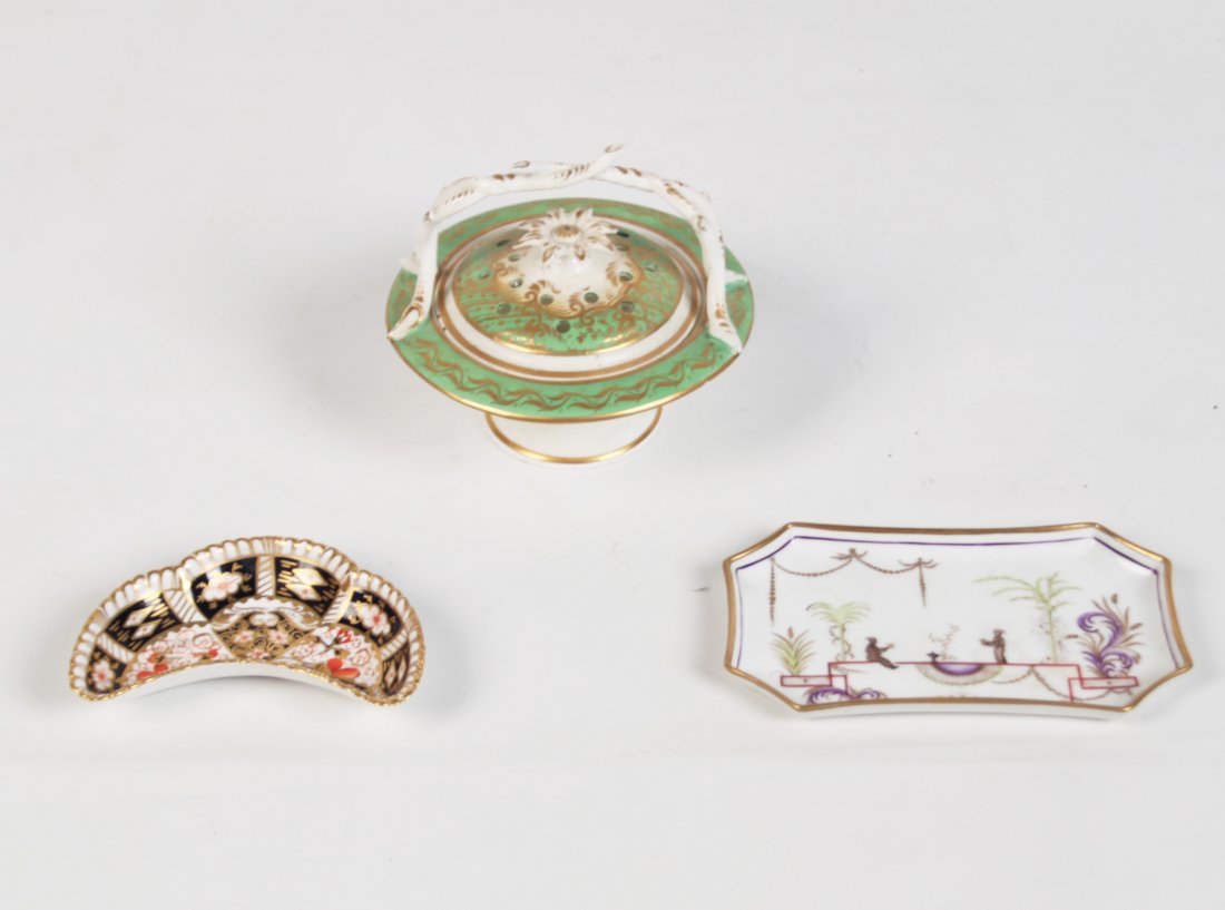3 PIECE MISCELLANEOUS LOT OF PORCELAIN: 3 PIECE MISCELLANEOUS LOT OF PORCELAIN INCLUDING DERBY KIDNEY SHAPED DISH, ORIENTAL STYLE TRAY MADE FOR LIMOGE BY TIFFANY AND A PORCELAIN POTPOURRI VASE WITH COVER; 4.5"H X 5"DIA. POTPOURRI VASE